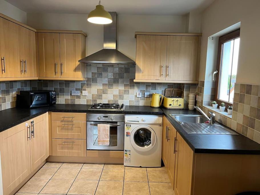 Lovely 2 Bedroom Family Apartment In Newcastle نيوكاسل المظهر الخارجي الصورة